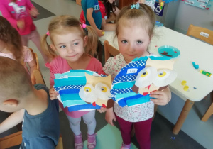 Dziewczynki prezentują wykonane sowy